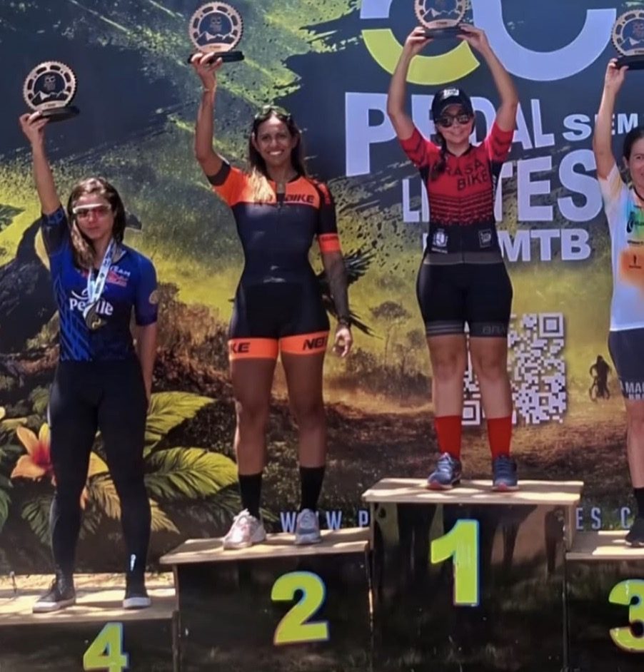 Atleta Nei Bike Center no pódio feminino da Copa Pedal Sem Limites de MTB
